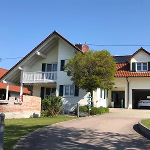 Privatunterkunft Gelbe 10 - Wohlfuehloase Fuer Ganze Familie - Naehe Legoland, Burtenbach